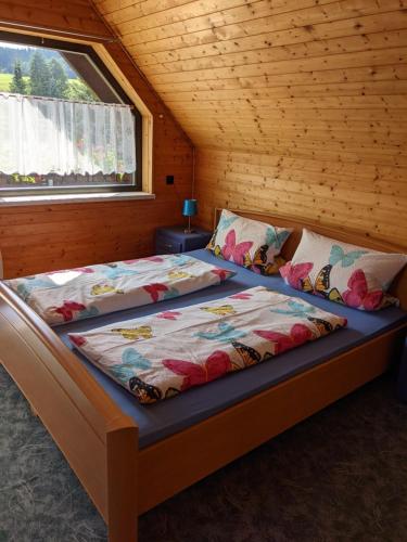1 dormitorio con 2 camas en una habitación de madera en Ferienhaus an der Fichtelbergbahn, en Cranzahl