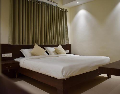 Letto o letti in una camera di Hotel Vrindavan Palace