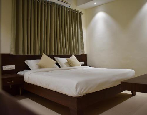 Postel nebo postele na pokoji v ubytování Hotel Vrindavan Palace