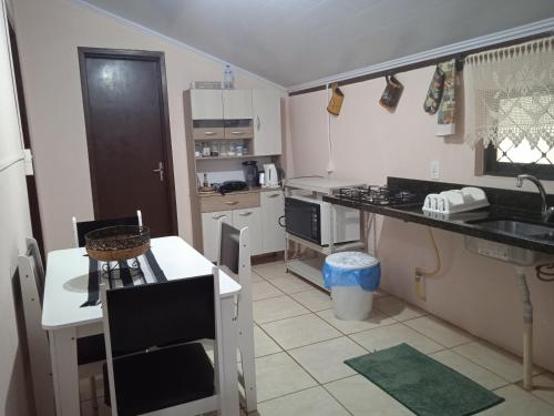 Cuisine ou kitchenette dans l'établissement Casa Refúgio e Aconchego