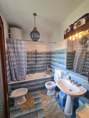 een badkamer met een toilet, een wastafel en een bad bij Appartmento Rustico Montagna Val Maira Castellaro in Macra