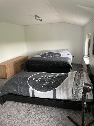 เตียงในห้องที่ Graafjansdijk B Vakantiehuis met 3 slaapkamers net over de Belgische grens