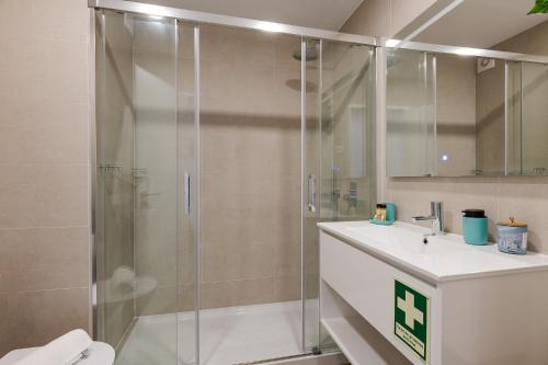 La salle de bains est pourvue d'une douche et d'un lavabo. dans l'établissement FishermenApartments - Carcavelos 32, à Carcavelos