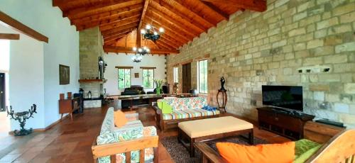 A seating area at Hacienda Moncora, un lugar hermoso para toda la familia y los amigos