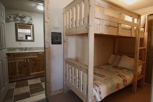 Ένα ή περισσότερα κρεβάτια σε δωμάτιο στο New! Lower Level Ranch Home - 10 mins to Town