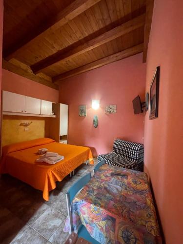 una stanza con un letto e un tavolo di Chalet monolocale a Vieste