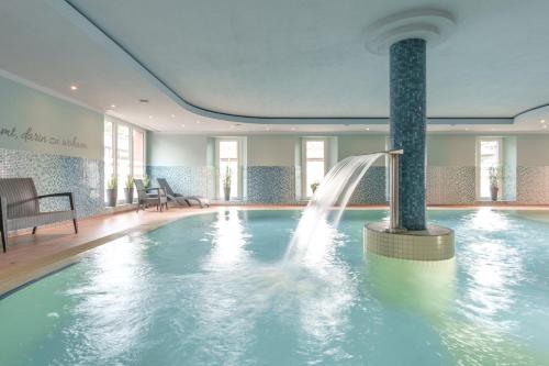 Het zwembad bij of vlak bij Hotel & Restaurant Prüser´s Gasthof