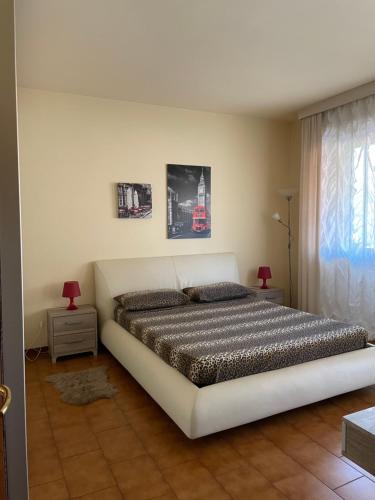 a bedroom with a large white bed in a room at Le Case di Cinzia in Vinci