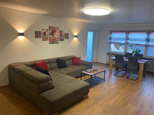 a living room with a couch and a table at Ferienwohnung Nuß in Annweiler am Trifels