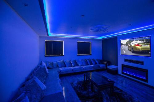 TV/trung tâm giải trí tại Waterfront luxury apartment