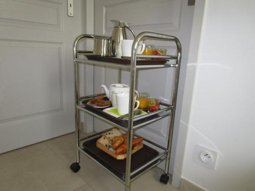 une étagère avec de la nourriture dans une cuisine dans l'établissement Chambre d'hôte, Royan plage, petit-déjeuner bio, à Royan