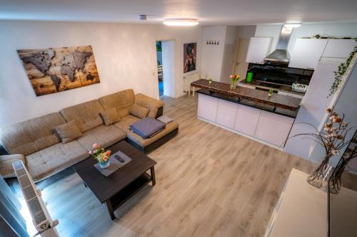 ein Wohnzimmer mit einem Sofa und einem Tisch in der Unterkunft My Apartment im Bremer Viertel in Bremen