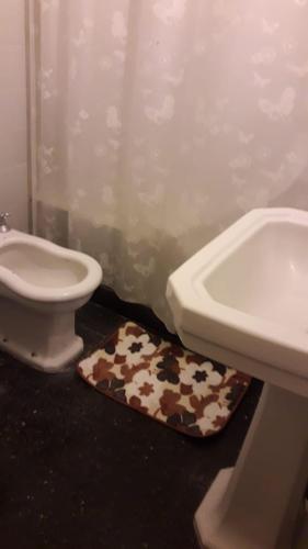 baño con aseo y alfombra de vaca en el suelo en Belgrano Apartment Near Metro, wi fi en Buenos Aires