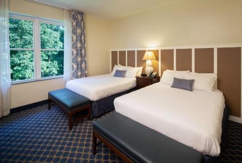 pokój hotelowy z 2 łóżkami i oknem w obiekcie Lambuth Inn w mieście Lake Junaluska
