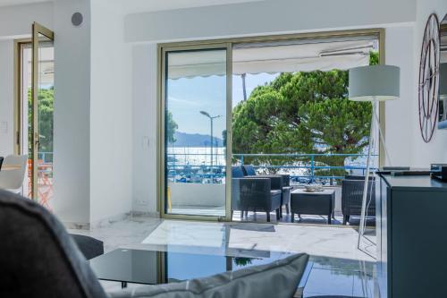 90m on the Croisette with Terrace & Sea View