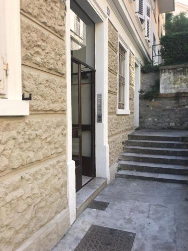 an entrance to a building with a door and stairs at Alla Scalinata del Teatro Rossetti parcheggio in Trieste