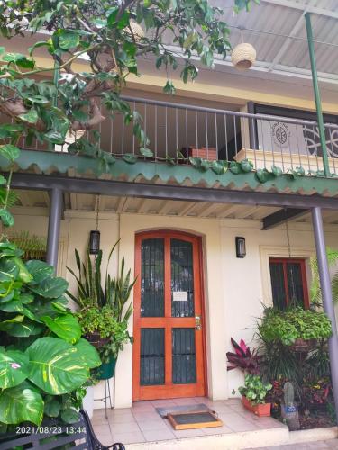 Edificio en el que se encuentra el hostal o pensión