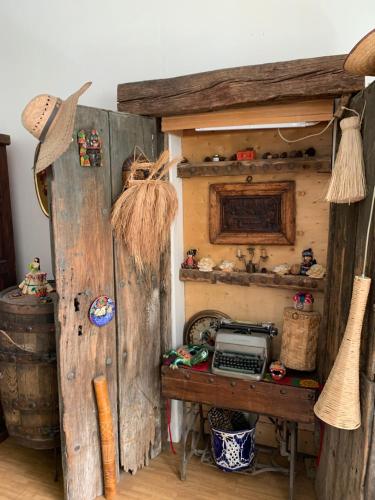 Habitación con escritorio y máquina de escribir antigua. en A Una cuadra de La Minerva, en Guadalajara