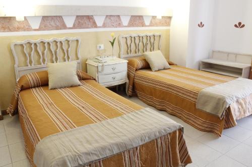 een hotelkamer met 2 bedden in een kamer bij 4Dreams Hotel Chimisay in Puerto de la Cruz