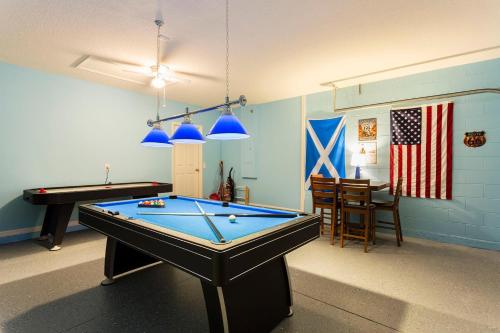 Cette chambre dispose d'un billard et d'un drapeau américain. dans l'établissement 1303YC - West Haven Gated Community, à Davenport