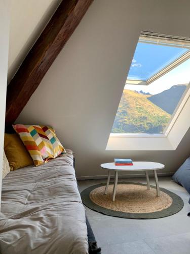 - un lit et une table dans une chambre avec fenêtre dans l'établissement Villa Le Ponteil, à Les Deux Alpes