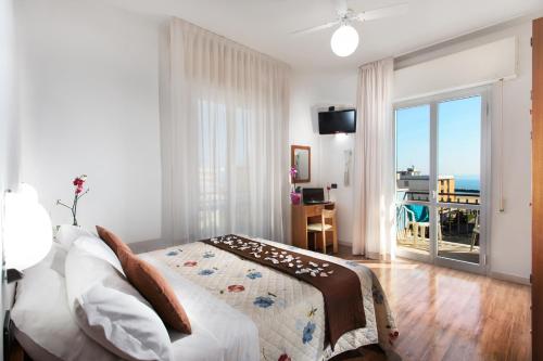 una camera con letto e vista sull'oceano di Hotel Du Lac a Rimini
