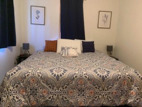 Un dormitorio con una cama grande con almohadas. en Rr-june Lake Lodge, en June Lake