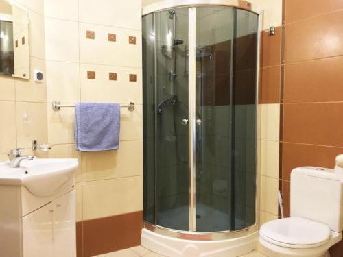 Kúpeľňa v ubytovaní Apartament z balkonem ul. Spacerowa 2