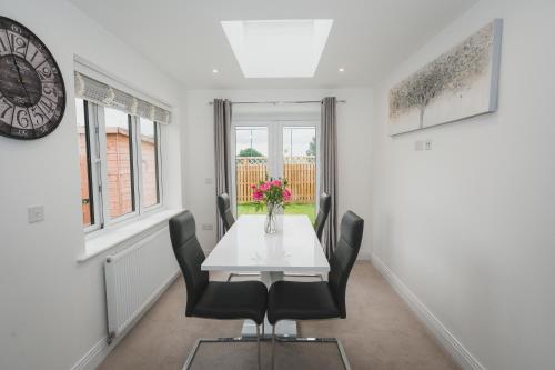 The Bracknell House Modern and Outstanding 3 Bedroom