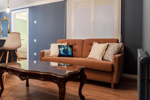 a living room with a couch and a coffee table at Aniana Alojamiento Boutique in Logroño