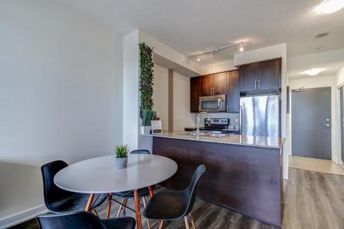 Η κουζίνα ή μικρή κουζίνα στο The Benetton Suite - Square One 1 BR + Den + 1 Parking