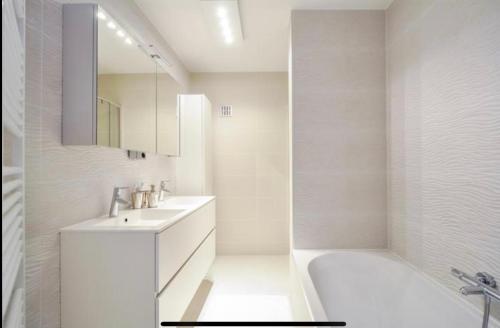 Et badeværelse på Luxe appartement Arte, 50m van het Zoute strand