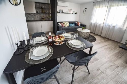 Uma área de estar em CUBE Residence