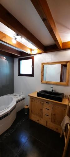 un bagno con vasca e lavandino di Maison sur le Bassin d'Arcachon a La Teste-de-Buch