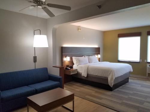 Ένα ή περισσότερα κρεβάτια σε δωμάτιο στο Holiday Inn Express Daytona Beach - Speedway, an IHG Hotel