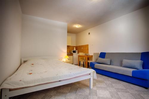 - un salon avec un lit et un canapé dans l'établissement Apartments Dalia, à Vis
