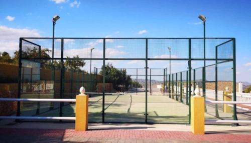 una jaula de bateo en una pista de tenis con una pista de tenis en Finca La Ecarada. Férez (Albacete) en Férez