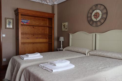 a bedroom with two beds with towels on them at La Esquina de Castroviejo in Logroño