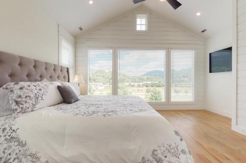 克萊頓的住宿－The Cottonwood，一间卧室设有一张大床和大窗户