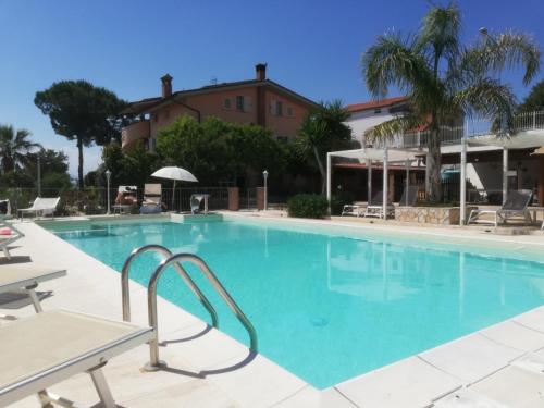 duży basen z niebieską wodą w ośrodku w obiekcie Anthos Casa Vacanze w mieście SantʼOmero