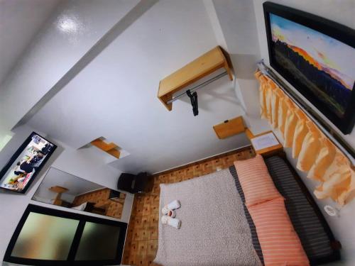 - Vistas a la sala de estar con TV de pantalla plana en Hostal Estrellas, en Huaraz