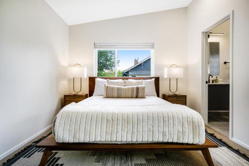 The Treehouse في سياتل: غرفة نوم بسرير ومصباح ونافذة