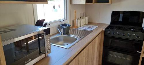 A kitchen or kitchenette at PV70 newquay bay resort