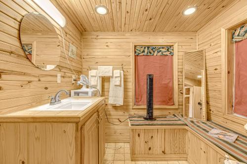 uma casa de banho com um lavatório numa cabina de madeira em Surfside Serenity em Surfside Beach