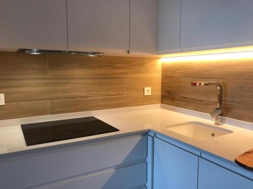 a kitchen with a sink and a counter top at Vistas al mar, en el club náutico de Sant Carles de la Rápita, 3 dormitorios in Sant Carles de la Ràpita