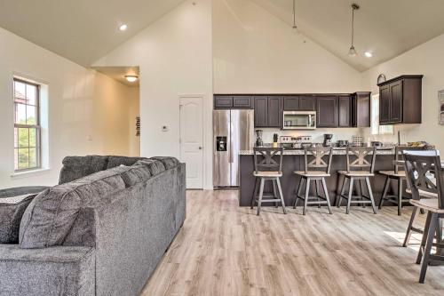 Una cocina o cocineta en Updated Cabin with Direct Lake Access and Pool!