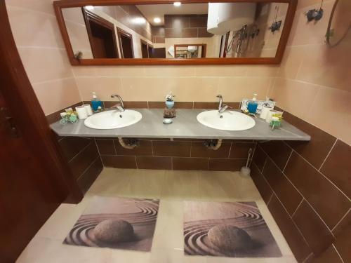 Ένα μπάνιο στο Petra Cabin Inn Hostel&Resturant