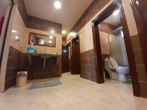 Ένα μπάνιο στο Petra Cabin Inn Hostel&Resturant