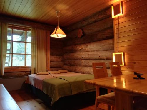 um quarto com uma cama e uma parede de madeira em Kelo Seasons Winter em Luosto