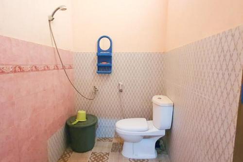 A bathroom at Green Kanca Syariah Guest House Mitra RedDoorz